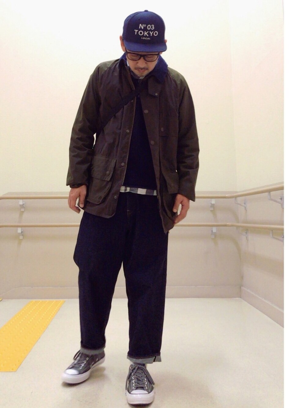 「バブアー、ビッグシルエット、ワイドパンツ、オールスター、CT70s、フラグメント、チェックシャツ、ベスト」｜「softcreamの＜SOFTCREAM＞ TOKYO 03 BB CAP/キャップ◆（キャップ、ブルー系）」を使った、さきさんさん（メンズ・173cm）の冬コーディネートの1枚目の写真