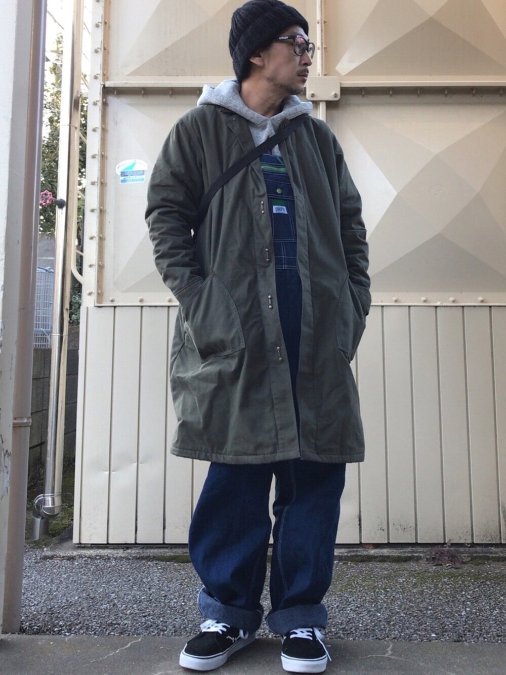 「ロングコート、オーバーオール、パーカー、ニット帽、VANS、オールドスクール、スヌーピー」｜「LeeのLEE/別注Blanket ServiceCoat（カバーオール、グリーン系）」を使った、さきさんさん（メンズ・173cm）の冬コーディネートの1枚目の写真