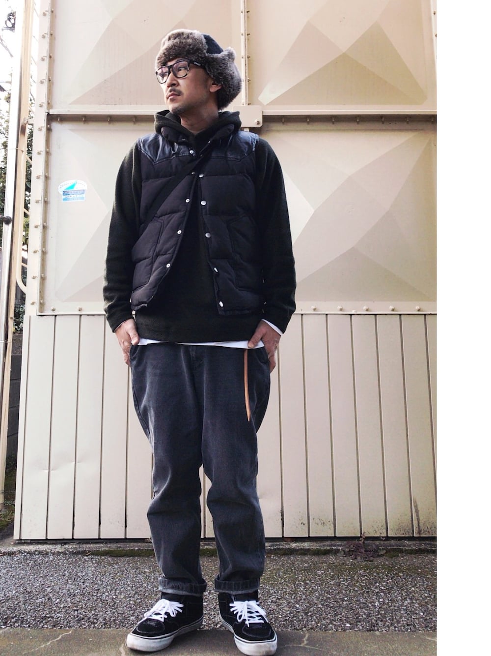 「ダウンベスト、バギーパンツ、パーカー、VANS、ハーフキャブ、フライトキャップ、重ね着、ストリート」｜「H&M DIVIDEDのアイテム（ニットキャップ/ビーニー、グレー系）」を使った、さきさんさん（メンズ・173cm）の冬コーディネートの1枚目の写真