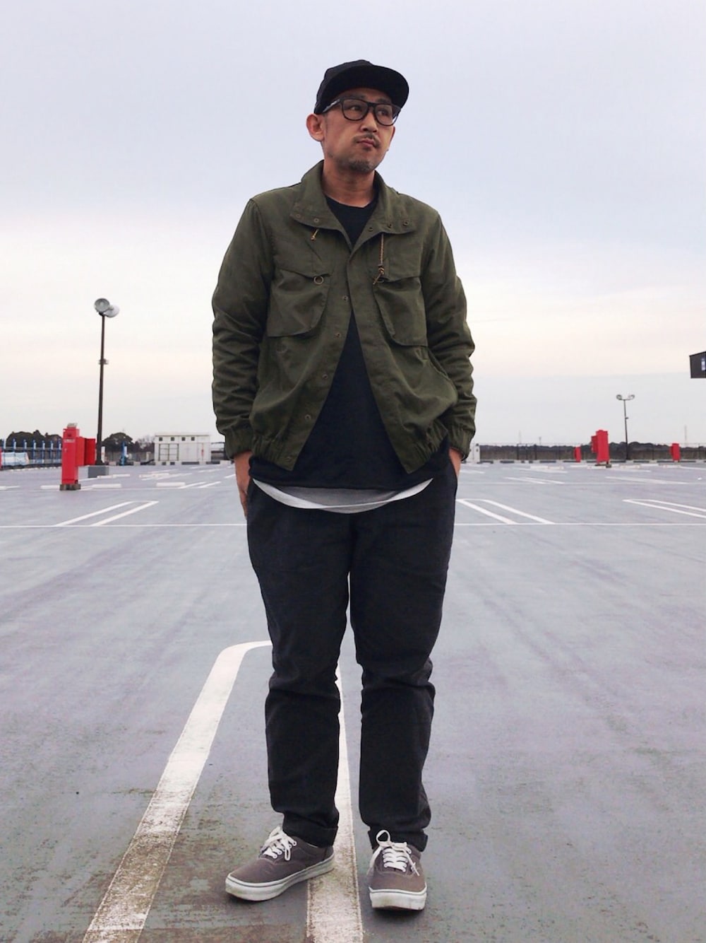 「ミリタリー、VANS、チノパン、スウェット、レイヤードスタイル、キャップ」｜「MONITALYのアイテム（ミリタリージャケット、グリーン系）」を使った、さきさんさん（メンズ・173cm）の冬コーディネートの1枚目の写真