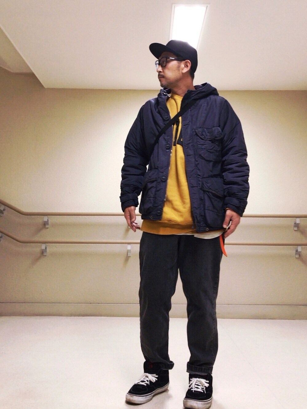 「スウェット、Champion、リバースウィーブ、VANS、ハーフキャブ、ストリート」｜「Championのアイテム（スウェット、オレンジ系）」を使った、さきさんさん（メンズ・173cm）の冬コーディネートの1枚目の写真