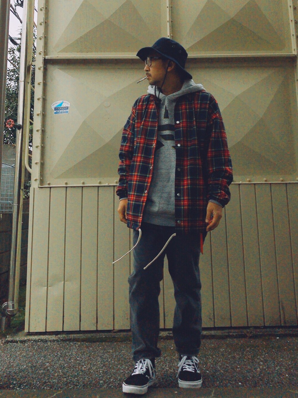 「スニーカー、VANS、パーカー、ストリート、バギーパンツ、サファリハット、チェック、コーチジャケット」｜「VAPORIZEのVAPORIZE / Tartan Check Coach Jacket（ブルゾン、ブルー系）」を使った、さきさんさん（メンズ・173cm）の冬コーディネートの1枚目の写真