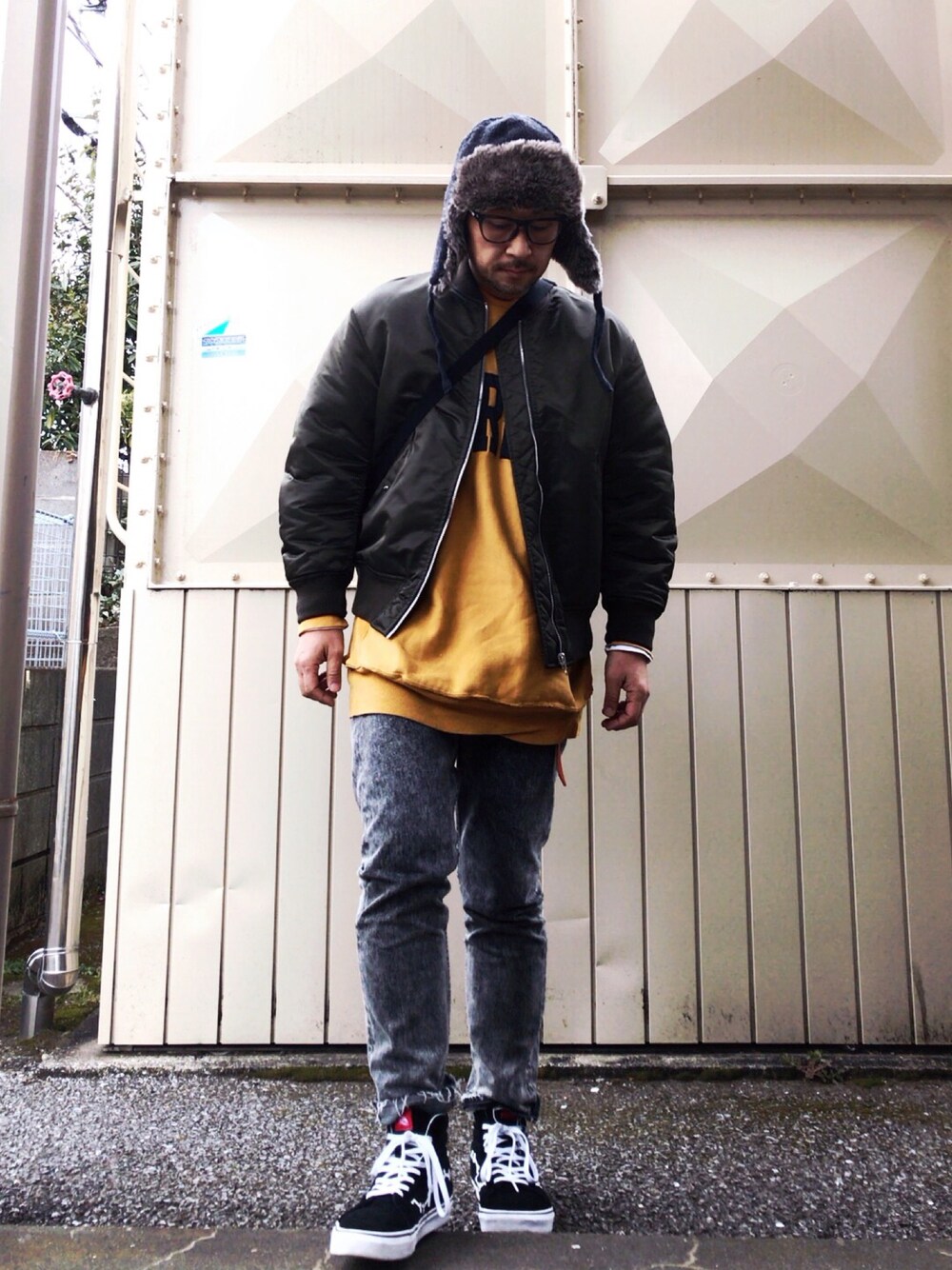 「MA-1、スウェット、リバースウィーブ、ケミカルウォッシュ、VANS、スヌーピー、フライトキャップ」｜「Manhattan PortageのJogger Bag（ショルダーバッグ、ブラック系）」を使った、さきさんさん（メンズ・173cm）の冬コーディネートの1枚目の写真