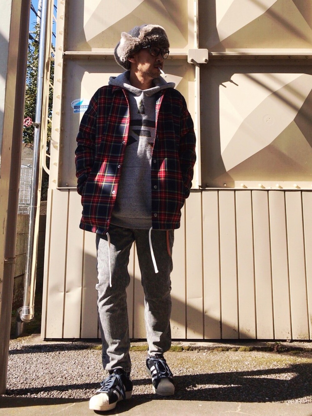 「ケミカルウォッシュ、スーパースター、adidas、コーチジャケット、チェック、パーカー、フライトキャップ」｜「H&M DIVIDEDのアイテム（ニットキャップ/ビーニー、グレー系）」を使った、さきさんさん（メンズ・173cm）の冬コーディネートの1枚目の写真