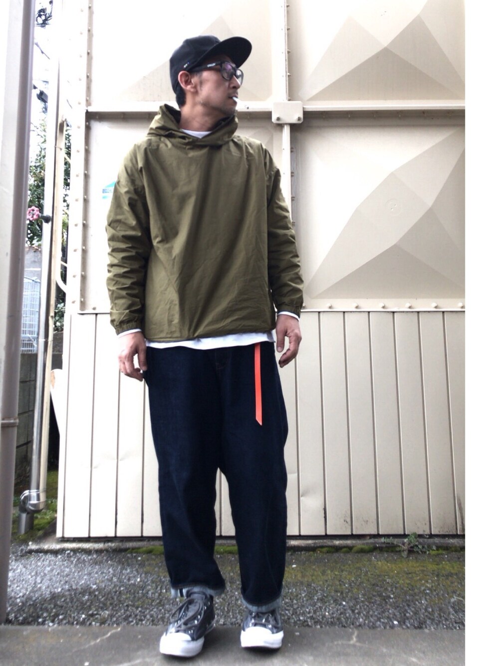 「パーカー、bukht、デニム、チャックテイラー、fragmentdesign、シンプル、めがね」｜「MANUAL ALPHABETのMANUAL ALPHABET　O/D TYPEWRITER HOOD SHIRTS　（パーカー、グリーン系）」を使った、さきさんさん（メンズ・173cm）の冬コーディネートの1枚目の写真
