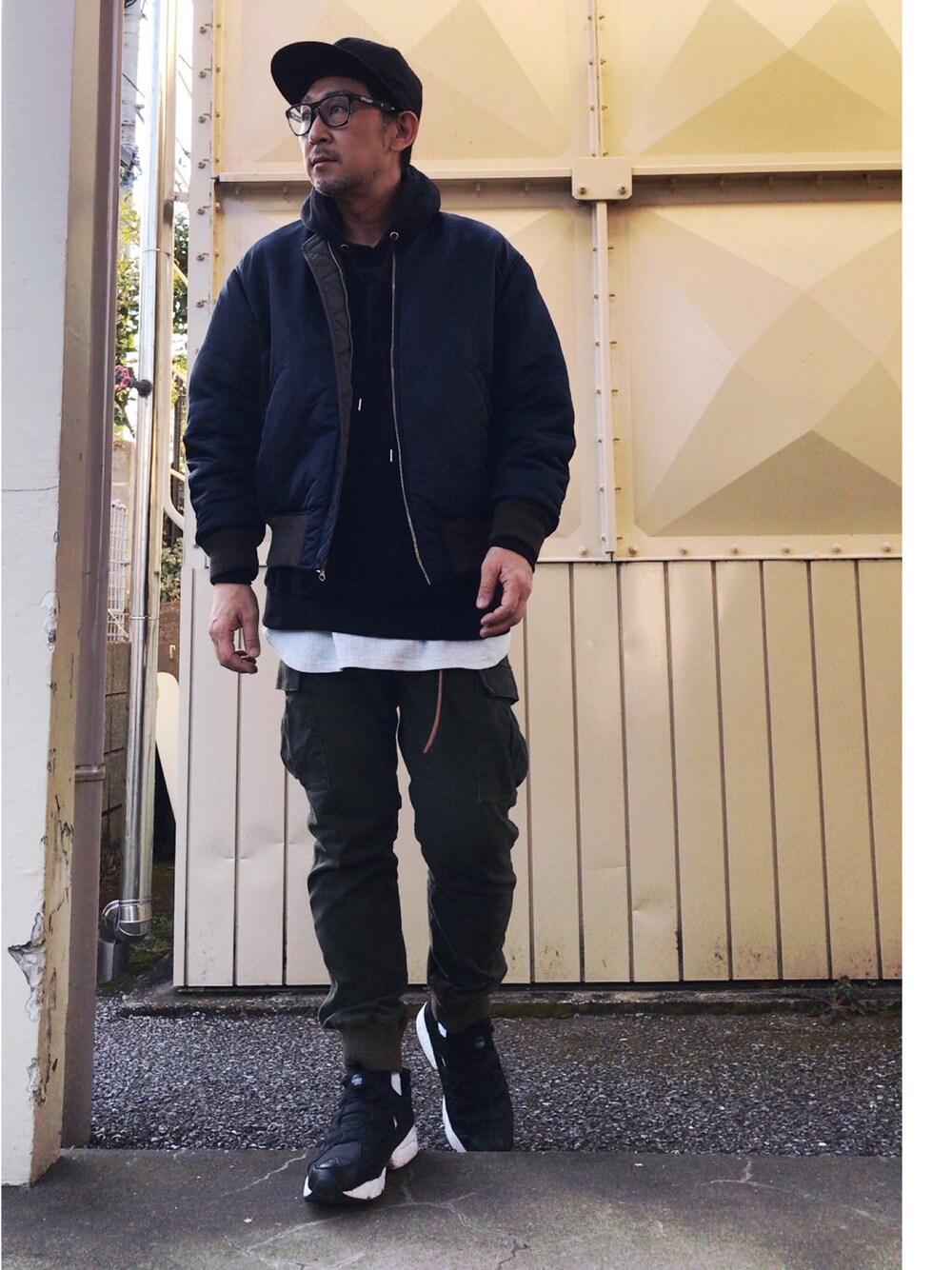 「MA-1、キャップ、パーカー、ストリート、カーゴパンツ、ポンプフューリー」｜「UNIQLOのアイテム（ミリタリージャケット、グリーン系）」を使った、さきさんさん（メンズ・173cm）の冬コーディネートの1枚目の写真