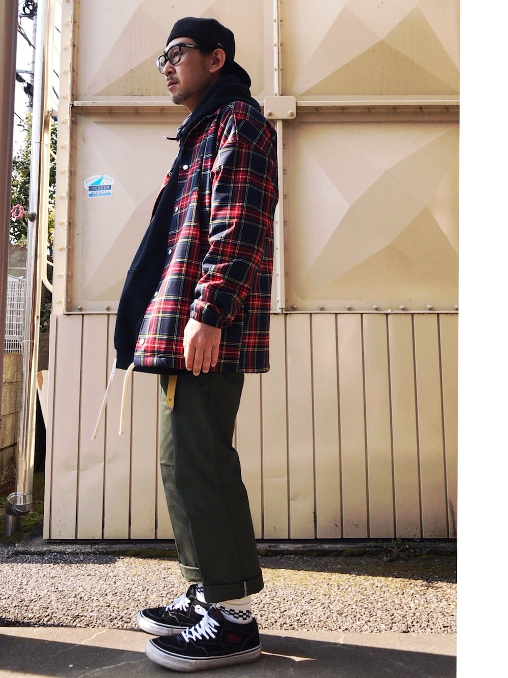「ディッキーズ(Dickies)、チノパン、ビッグシルエット、コーチジャケット、ハーフキャブ、VANS、キャップ、キャップ後ろかぶり」｜「VAPORIZEのVAPORIZE / Tartan Check Coach Jacket（ブルゾン、ブルー系）」を使った、さきさんさん（メンズ・173cm）の冬コーディネートの1枚目の写真