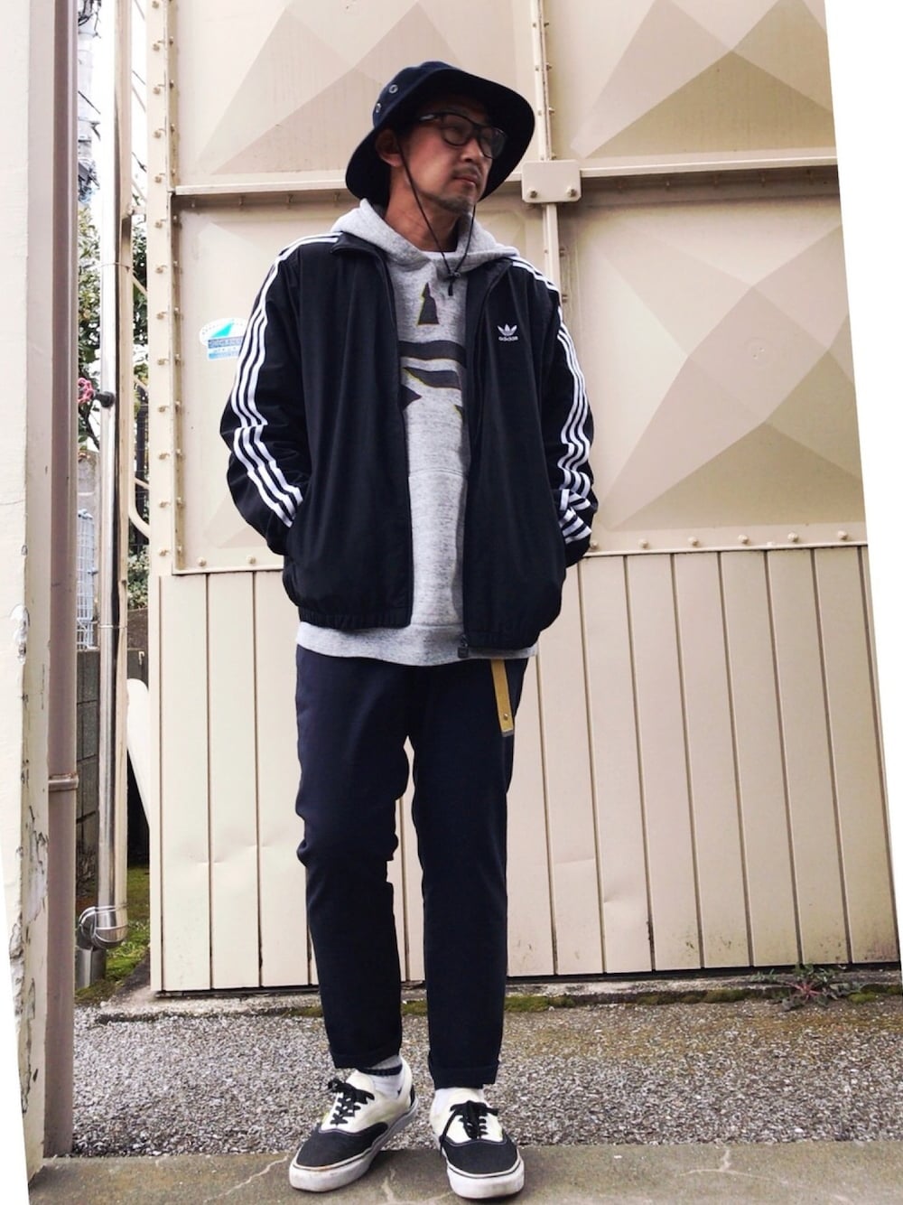 「トラックジャケット、adidas、パーカー、スラックス、VANS、サファリハット、スポーツミックス」｜「CONVERSE TOKYOのアイテム（パーカー、グレー系）」を使った、さきさんさん（メンズ・173cm）の春コーディネートの1枚目の写真