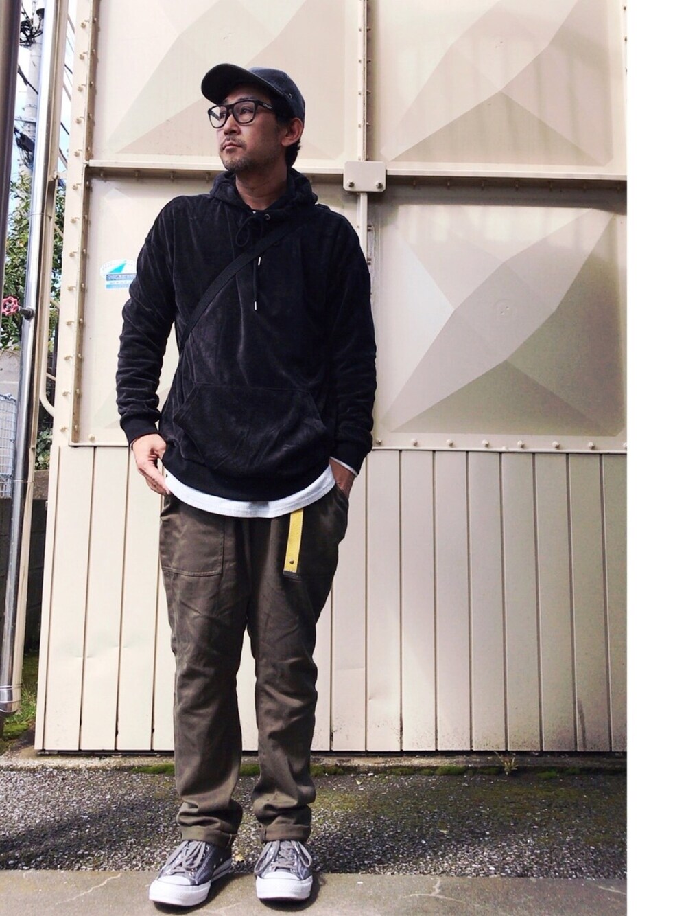 「ベロア、パーカー、カーキパンツ、CT70s、fragmentdesign、コンバース、ベーカーパンツ」｜「Bershkaのアイテム（パーカー、ブラック系）」を使った、さきさんさん（メンズ・173cm）の春コーディネートの1枚目の写真