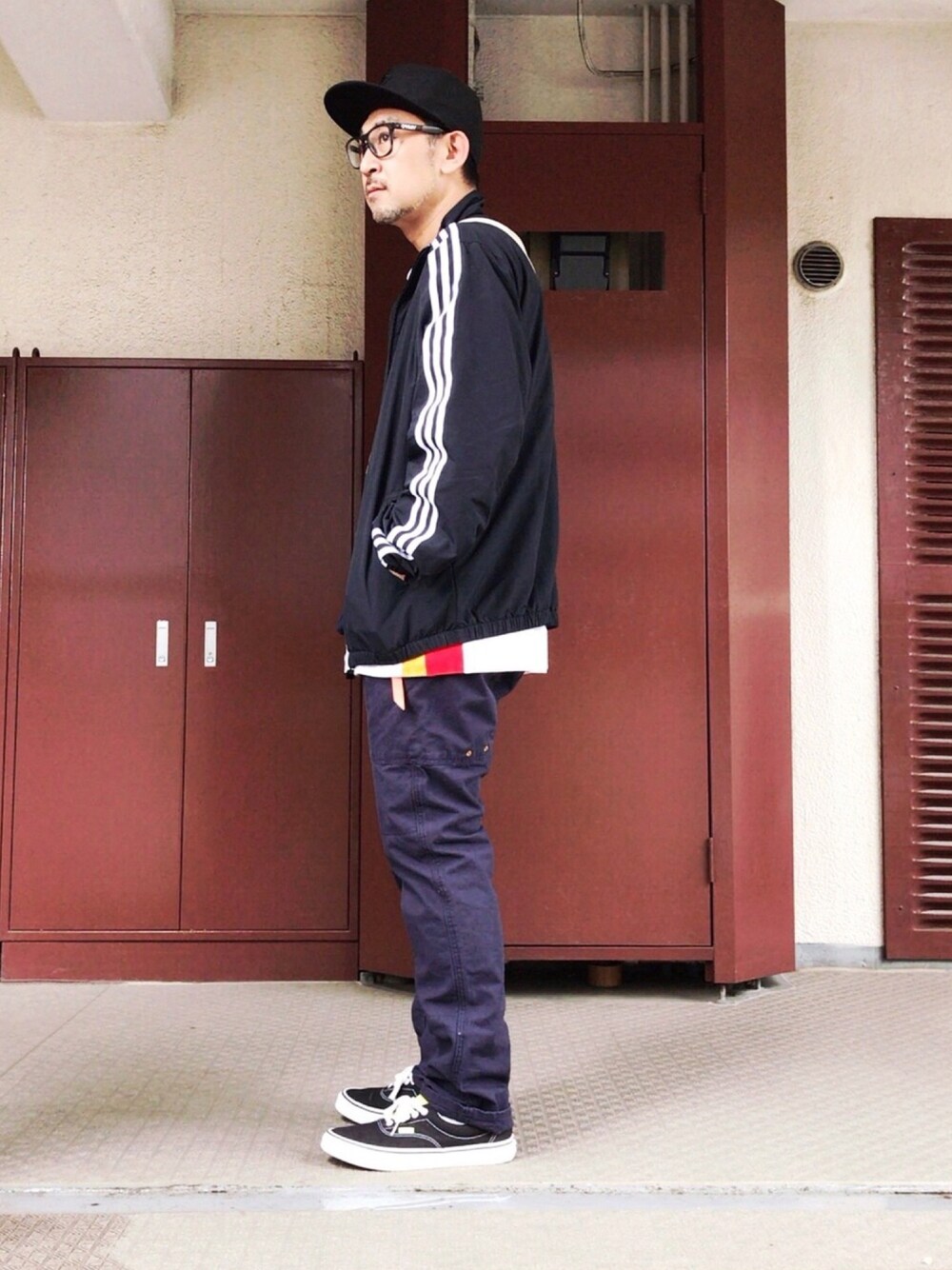 「トラックジャケット、ニューエラ、adidas、ビッグシルエット、アウトドアスタイル、ロングベルト」｜「BEAMSのadidas Originals for BEAMS / ナイロン トラックジャケット（ナイロンジャケット、ブラック系）」を使った、さきさんさん（メンズ・173cm）の春コーディネートの1枚目の写真