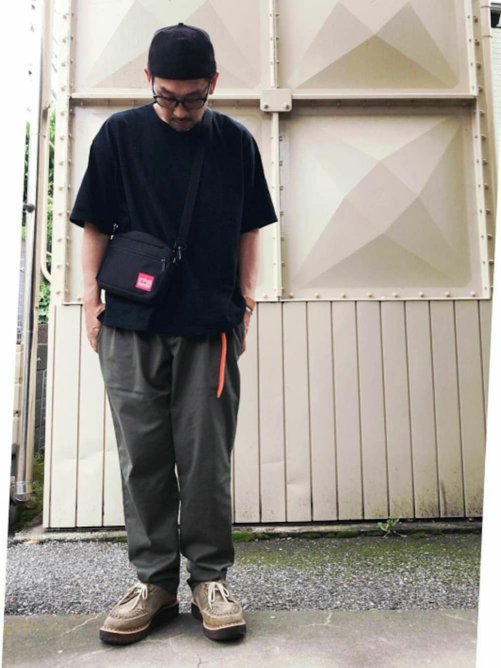 「サコッシュ、ビッグシルエット、チノパン、ラバーソール、キャップ、ツータック、ダークカラー」｜「BEAMSの【WEB限定】BEAMS / NEW STANDARD ワイド クルーネック Tシャツ（Tシャツ/カットソー、ブラック系）」を使った、さきさんさん（メンズ・173cm）の春コーディネートの1枚目の写真