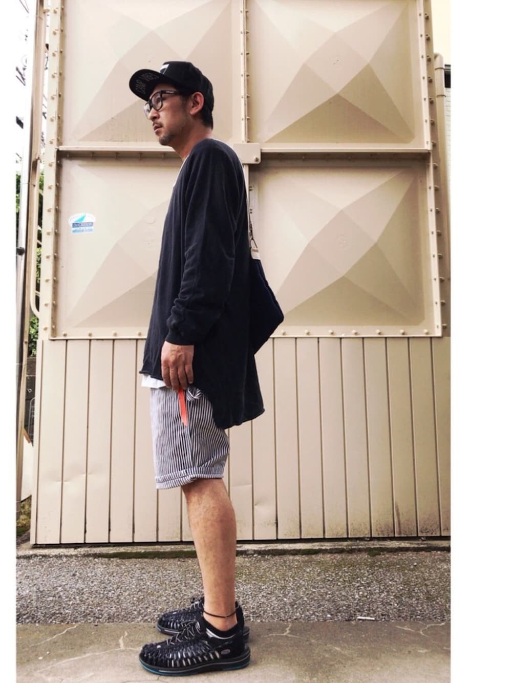 「メッシュキャップ、スウェット、レイヤードスタイル、ショートパンツ、ヒッコリー、アウトドアスタイル」｜「POLeR OUTDOOR STUFFのPOLeR OUTDOOR STUFF/ポーラーアウトドアスタッフ　Summit Mesh Truker/キャップ（キャップ、ブラック系）」を使った、さきさんさん（メンズ・173cm）の春コーディネートの1枚目の写真