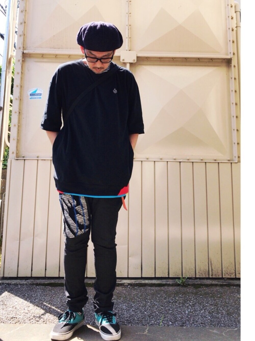 「ビッグシルエット、スキニーデニム、VANS、シンプルコーデ、ブラック、キャスケット、ベレー帽」｜「ALDIESのRib Switching Big T（Tシャツ/カットソー、ブラック系）」を使った、さきさんさん（メンズ・173cm）の春コーディネートの1枚目の写真