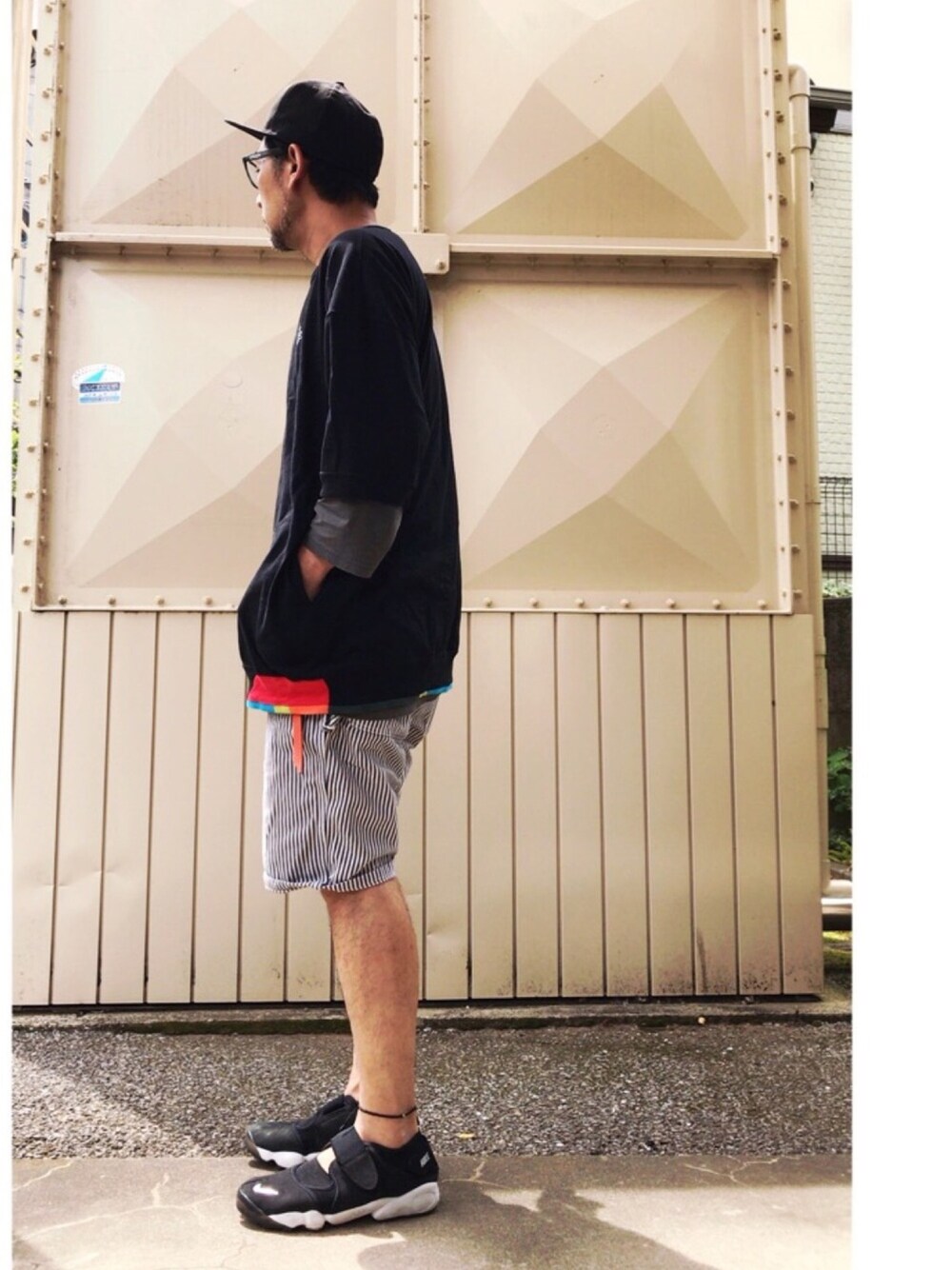 「休日スタイル、ビッグシルエット、ヒッコリー、エアリフト、アンクレット、ショートパンツ」｜「ALDIESのRib Switching Big T（Tシャツ/カットソー、ブラック系）」を使った、さきさんさん（メンズ・173cm）の春コーディネートの1枚目の写真