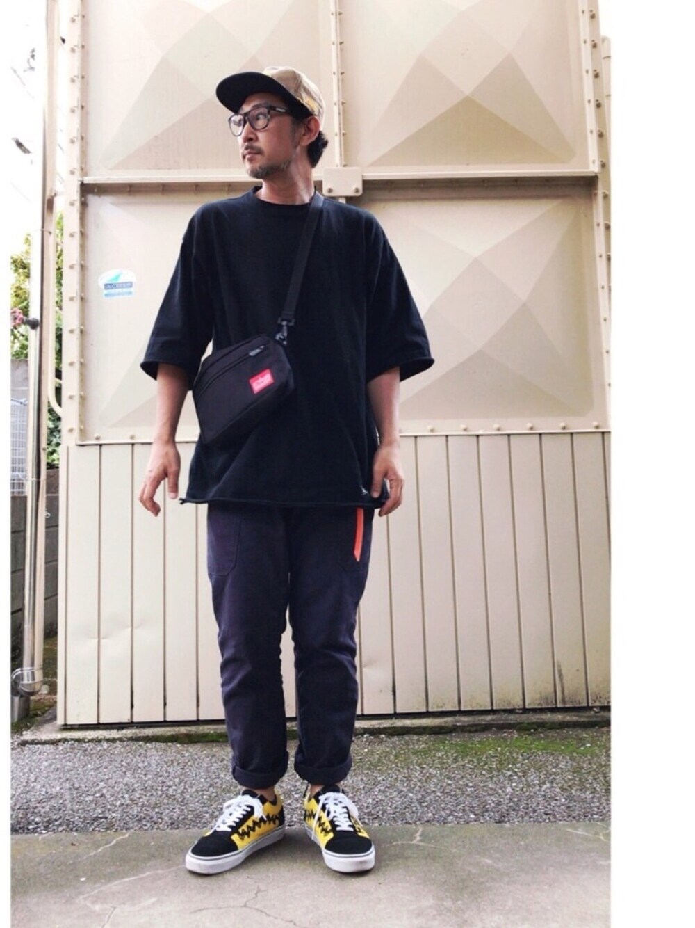 「七分袖、アウトドアスタイル、オールドスクール、スヌーピー、キャップ、サコッシュ」｜「VOTE MAKE NEW CLOTHESのVOTE MAKE NEW CLOTHES X - TEE（Tシャツ/カットソー、ブラック系）」を使った、さきさんさん（メンズ・173cm）の夏コーディネートの1枚目の写真