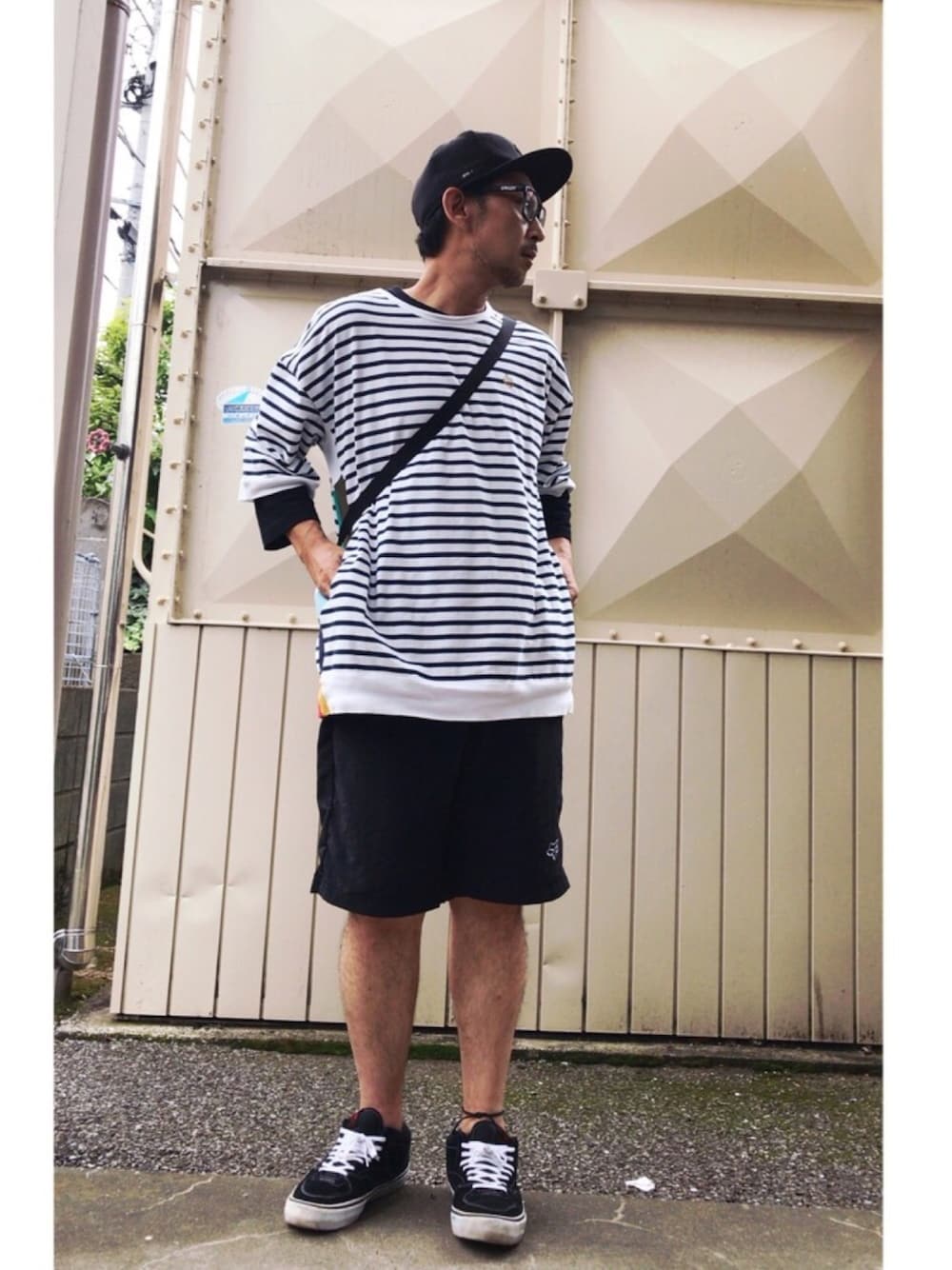 「アウトドアスタイル、スポーツミックス、ショートパンツ、ボーダー、ニューエラ、サイクリングパンツ、七分袖」｜「ALDIESのSide Switching Big T 切り替え ビッグT（Tシャツ/カットソー、ブラック系）」を使った、さきさんさん（メンズ・173cm）の夏コーディネートの1枚目の写真