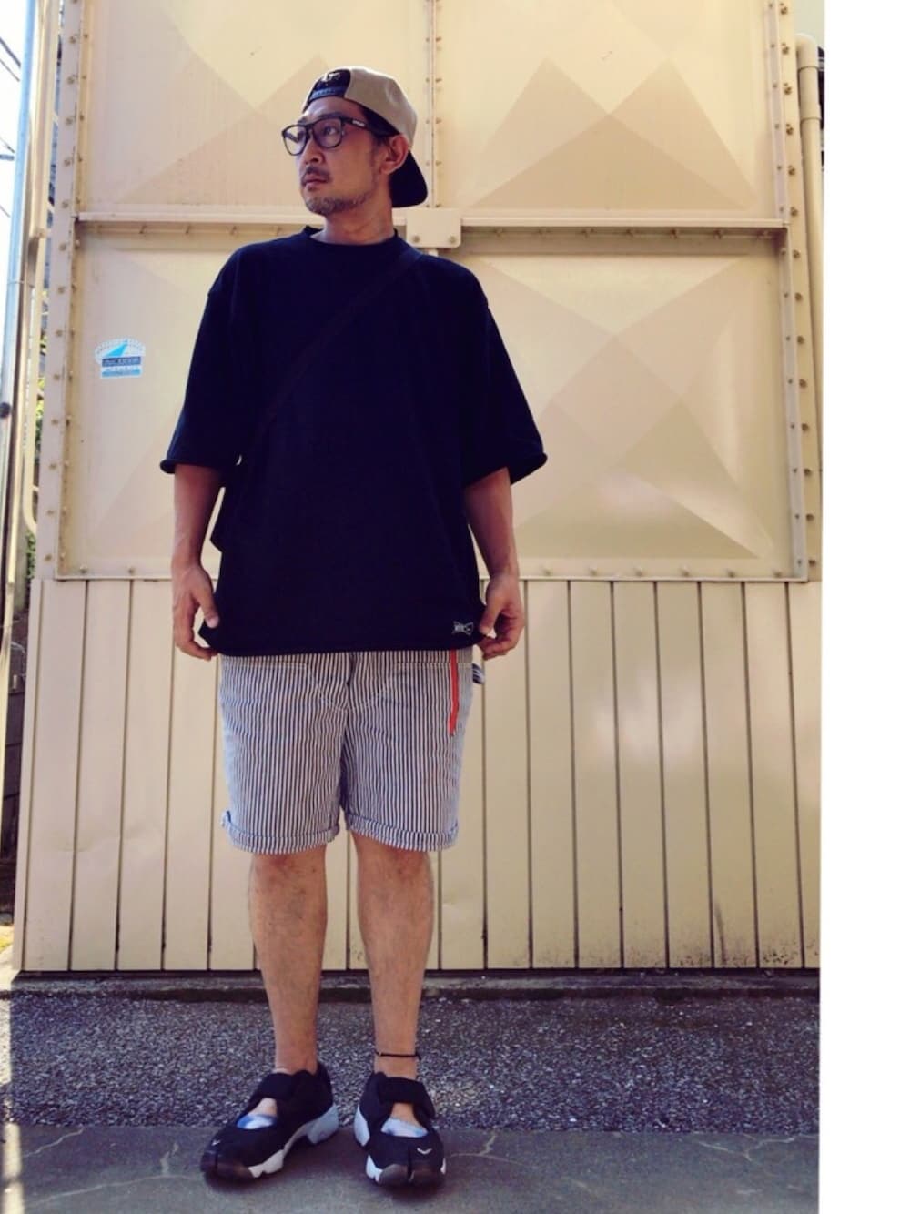 「ヒッコリー、ショートパンツ、キャップ、ビッグT、エアリフト、アウトドアスタイル」｜「VOTE MAKE NEW CLOTHESのVOTE MAKE NEW CLOTHES X - TEE（Tシャツ/カットソー、ブラック系）」を使った、さきさんさん（メンズ・173cm）の夏コーディネートの1枚目の写真