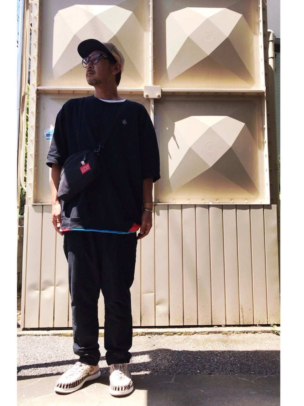 「ブラックコーデ、ビッグT、テーパードパンツ、ユニーク、アウトドアスタイル、キャップ」｜「ALDIESのRib Switching Big T（Tシャツ/カットソー、ブラック系）」を使った、さきさんさん（メンズ・173cm）の夏コーディネートの1枚目の写真