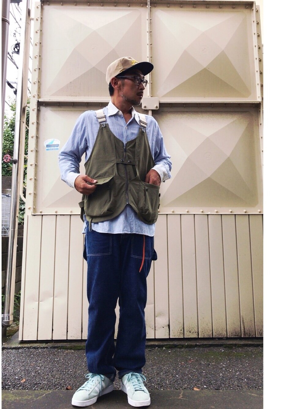 「秋服準備はじめました、アウトドアスタイル、ペインターパンツ、ストライプ、キャップ、デニム、タキビベスト」｜「Snow Peakのタキビベスト（ベスト、グリーン系）」を使った、さきさんさん（メンズ・173cm）の秋コーディネートの1枚目の写真