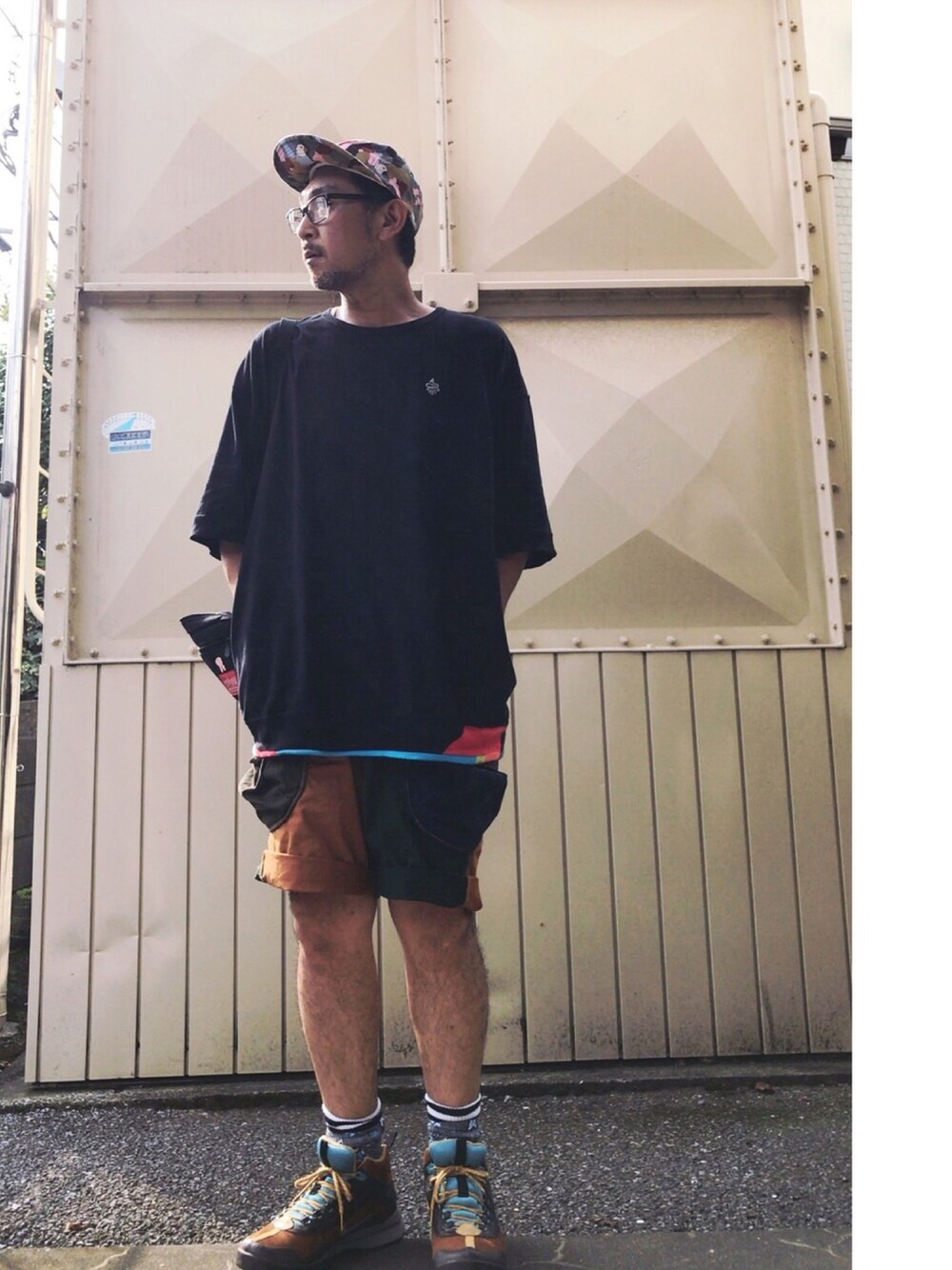 「アウトドアスタイル、ビッグシルエット、クレイジーパターン、ショートパンツ、キャップ」｜「ALDIESのRib Switching Big T（Tシャツ/カットソー、ブラック系）」を使った、さきさんさん（メンズ・173cm）の秋コーディネートの1枚目の写真