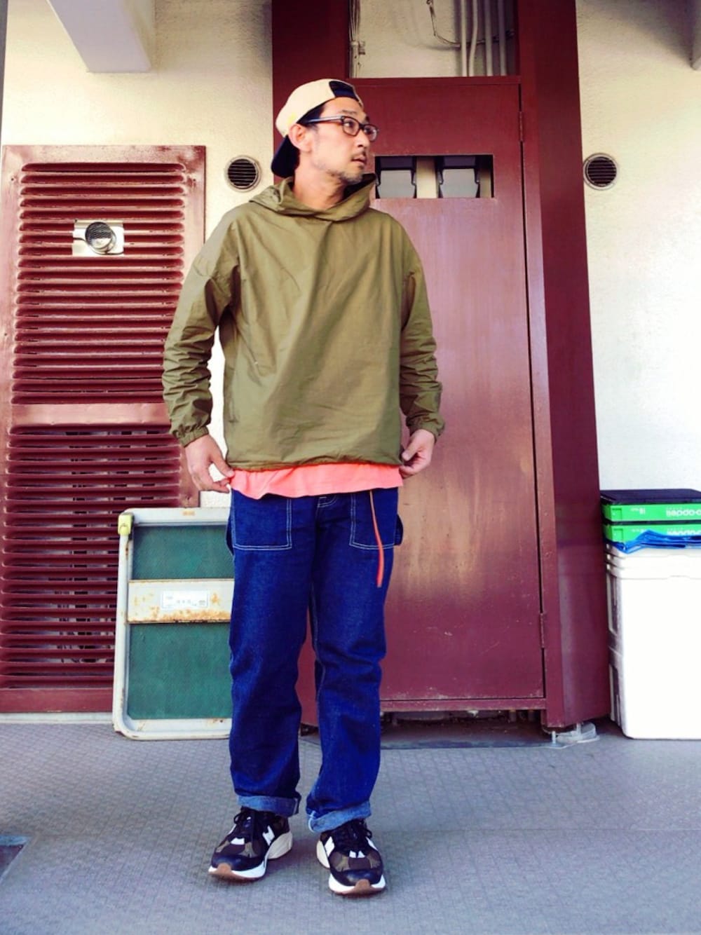 「アメカジ、パーカー、レイヤードスタイル、ペインターパンツ、キャップ後ろかぶり」｜「MANUAL ALPHABETのMANUAL ALPHABET　O/D TYPEWRITER HOOD SHIRTS　（パーカー、グリーン系）」を使った、さきさんさん（メンズ・173cm）の秋コーディネートの1枚目の写真