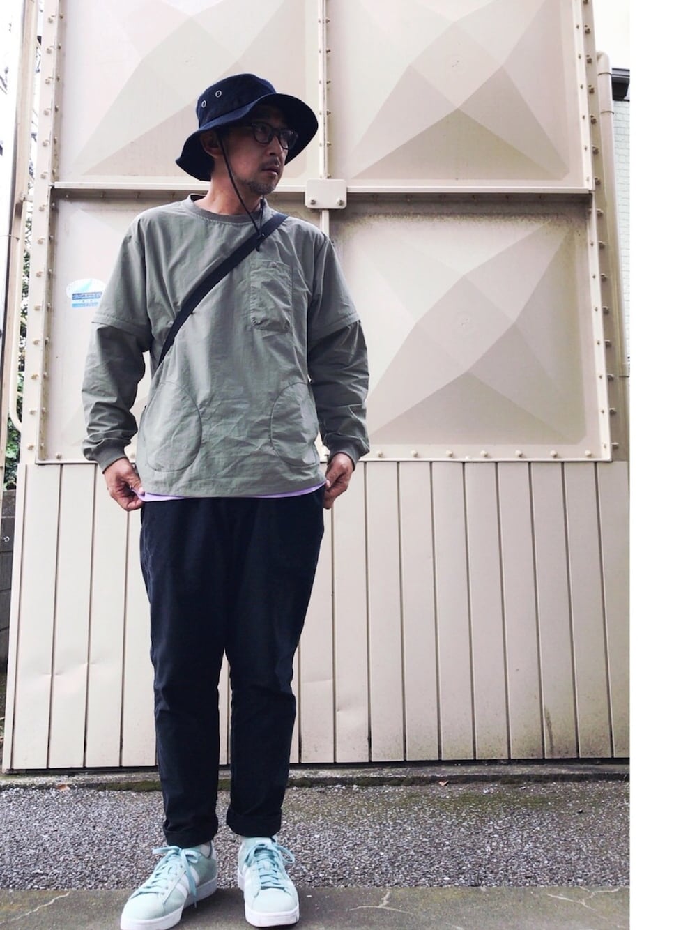 「アウトドアスタイル、秋のコーデ、サファリハット、テーパードパンツ」｜「BURLAP OUTFITTERのBURLAP OUTFITTER/バーラップアウトフィッター 別注 CONVERTIBLE TOP（ジャケット/アウター、グリーン系）」を使った、さきさんさん（メンズ・173cm）の秋コーディネートの1枚目の写真