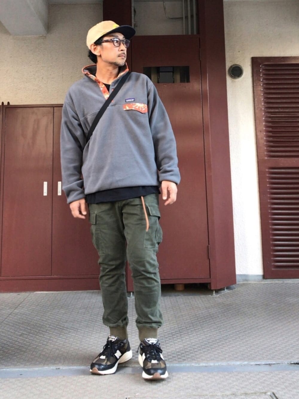 「アウトドアスタイル、スナップT、カーゴパンツ、キャップ、フリース、めがね」｜「patagoniaのメンズ ライトウェイト シンチラ スナップT プルオーバー（ニット/セーター、グレー系）」を使った、さきさんさん（メンズ・173cm）の秋コーディネートの1枚目の写真