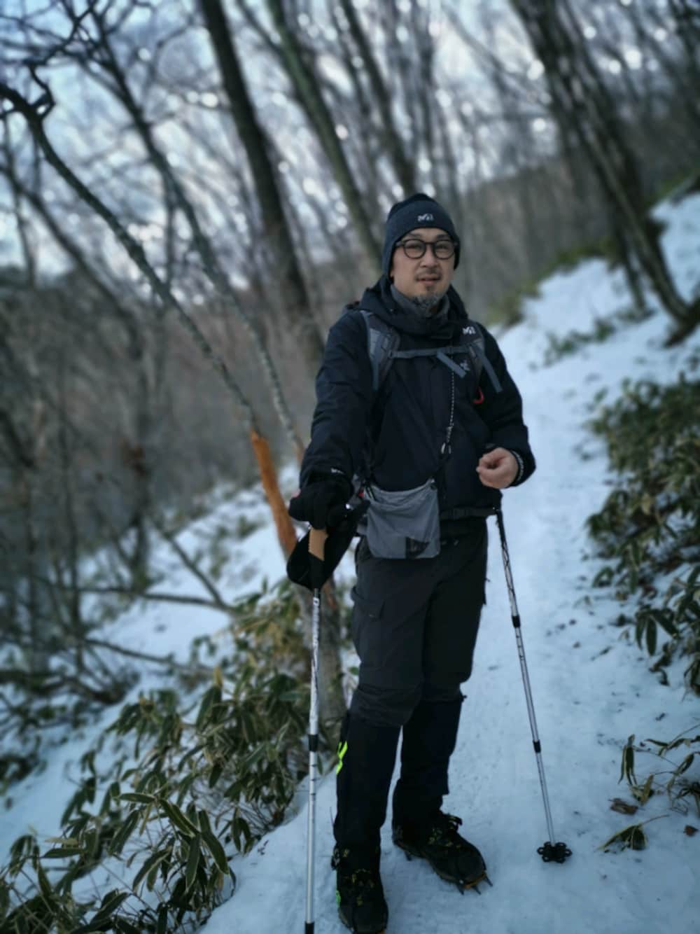 「登山、トレッキング、雪山」｜「and wanderのcuben fiber sacoche（ショルダーバッグ、ブラック系）」を使った、さきさんさん（メンズ・173cm）の冬コーディネートの1枚目の写真