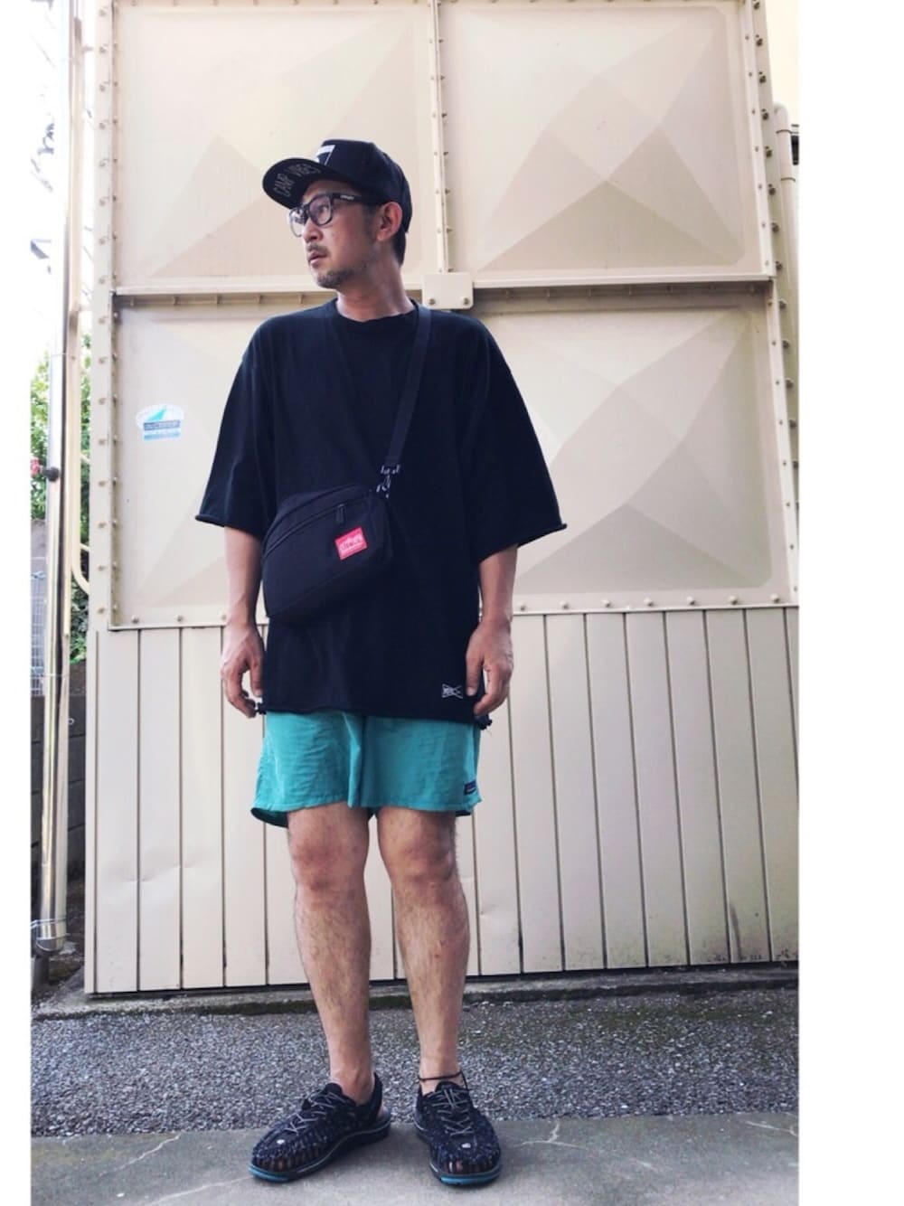 「サンダル、メッシュキャップ、ユニーク、七分袖、アンクレット、バギーズショーツ、FUJIROCKEEN、アウトドアスタイル、keen」｜「VOTE MAKE NEW CLOTHESのVOTE MAKE NEW CLOTHES X - TEE（Tシャツ/カットソー、ブラック系）」を使った、さきさんさん（メンズ・173cm）の夏コーディネートの1枚目の写真