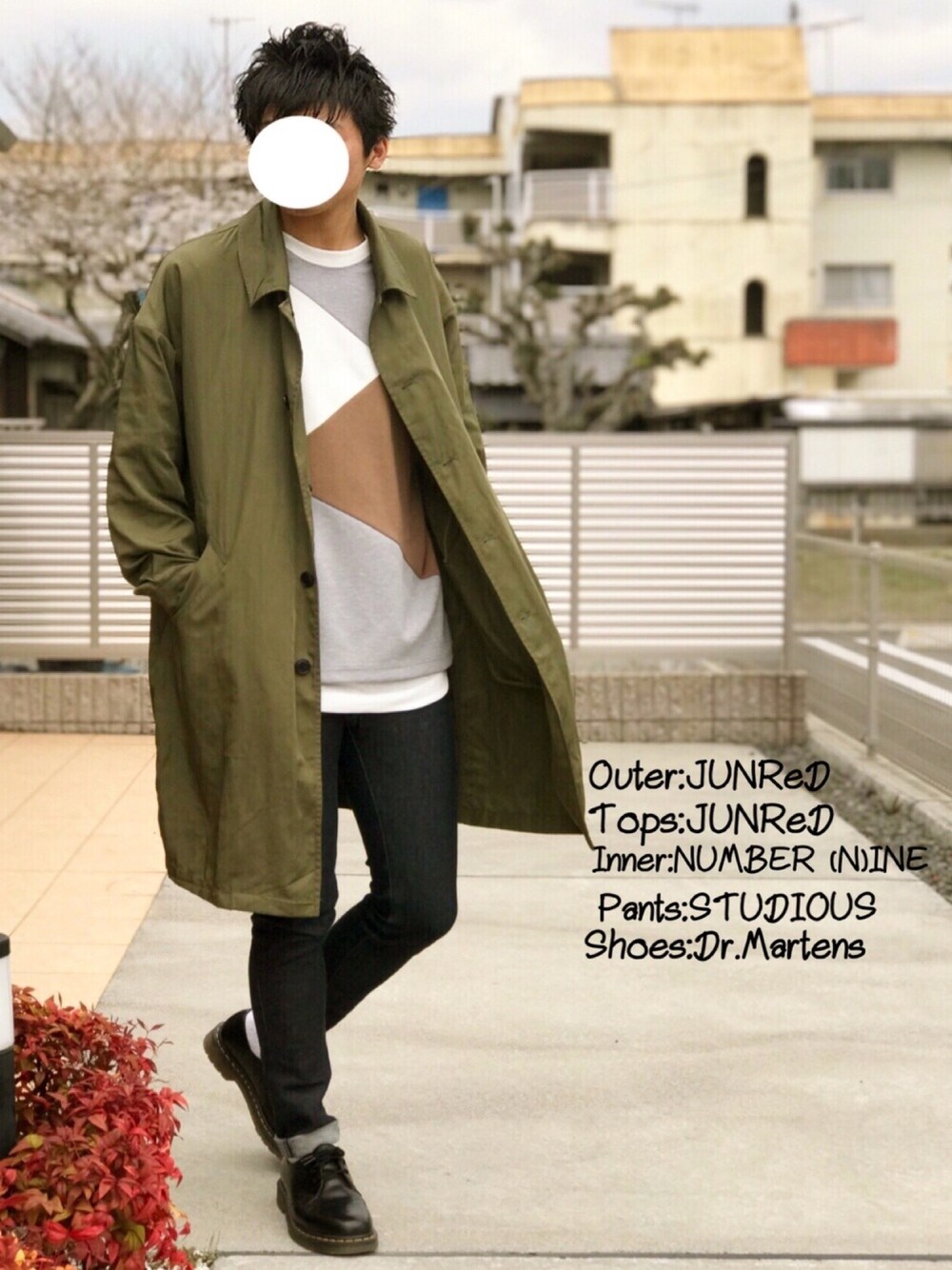 グリーン系のその他アウター、ホワイト系のTシャツ/カットソー、ホワイト系のタンクトップを着用したメンズの春コーディネートの1枚目の写真