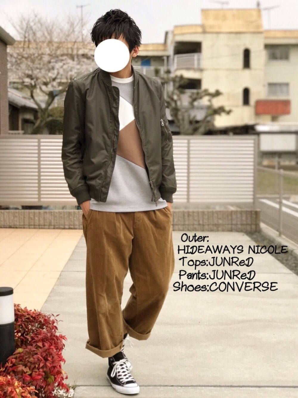 グリーン系のMA-1、ホワイト系のTシャツ/カットソー、ベージュ系のその他パンツを着用したメンズの春コーディネートの1枚目の写真