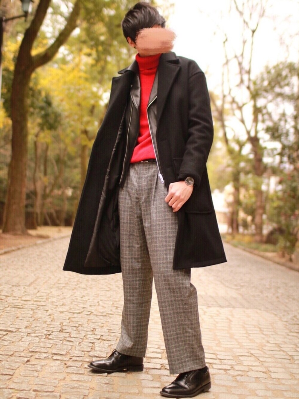 ブラック系のチェスターコート、ブラック系のライダースジャケット、レッド系のニット/セーターを着用したメンズの冬コーディネートの1枚目の写真