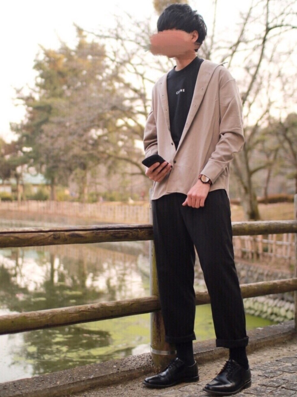 ベージュ系のシャツ/ブラウス、ブラック系のTシャツ/カットソー、ブラック系のスラックスを着用したメンズの春コーディネートの1枚目の写真