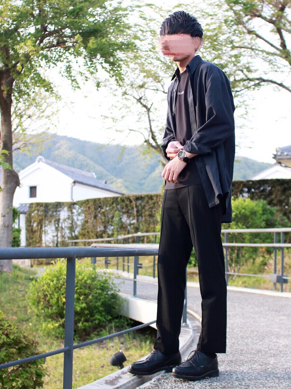 「春コーデ、大人カジュアル、シャツスタイル、オールブラック、スラックス、モノトーン、ドメブラ、Furbodesign、Tシャツ、シンプル」｜「URUのアイテム（シャツ/ブラウス、ブラック系）」を使った、にっしーさん（メンズ・180cm）の春コーディネートの1枚目の写真