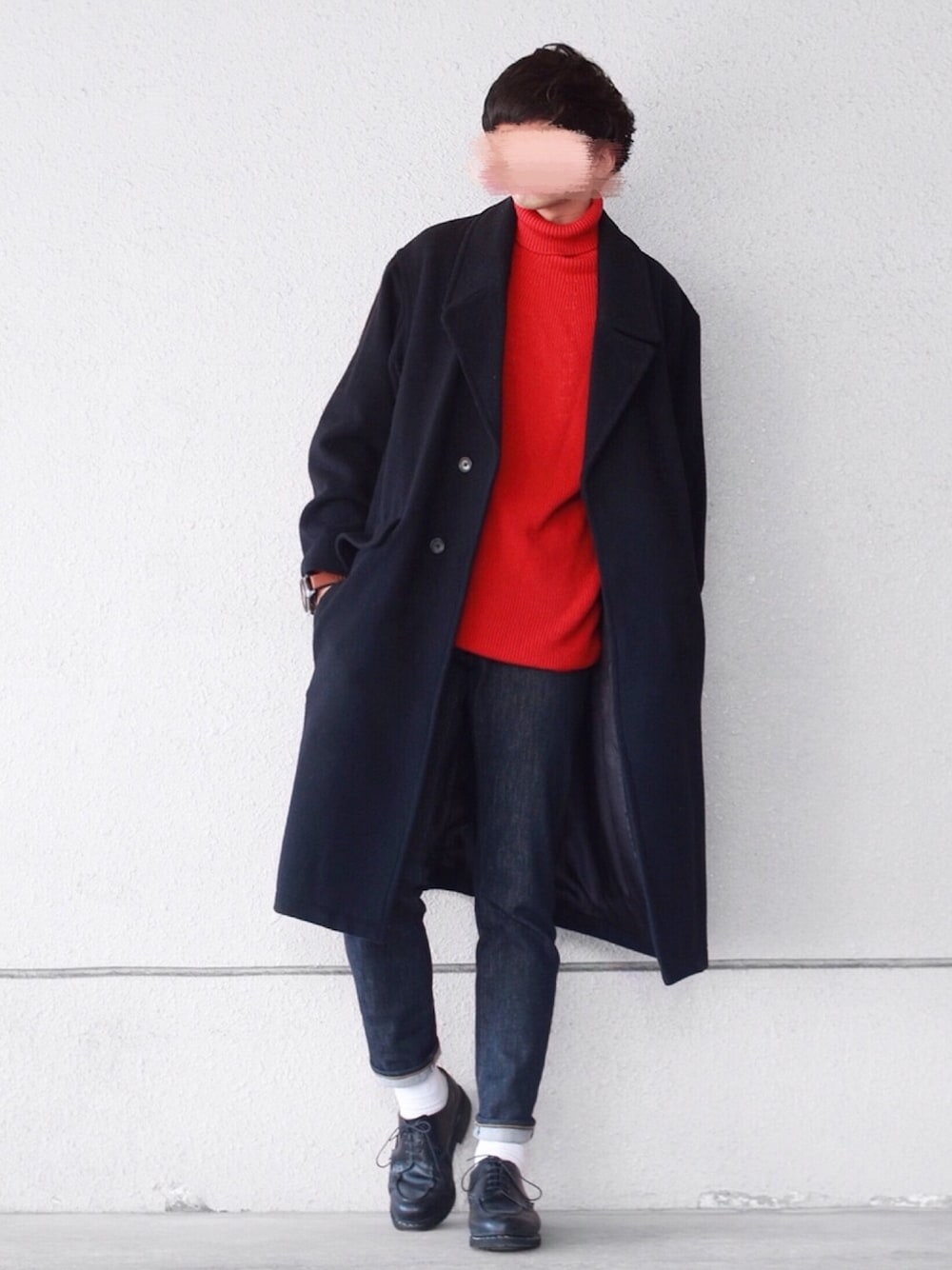 ブルー系のトレンチコート、レッド系のニット/セーター、ブルー系のデニムパンツを着用したメンズの秋コーディネートの1枚目の写真