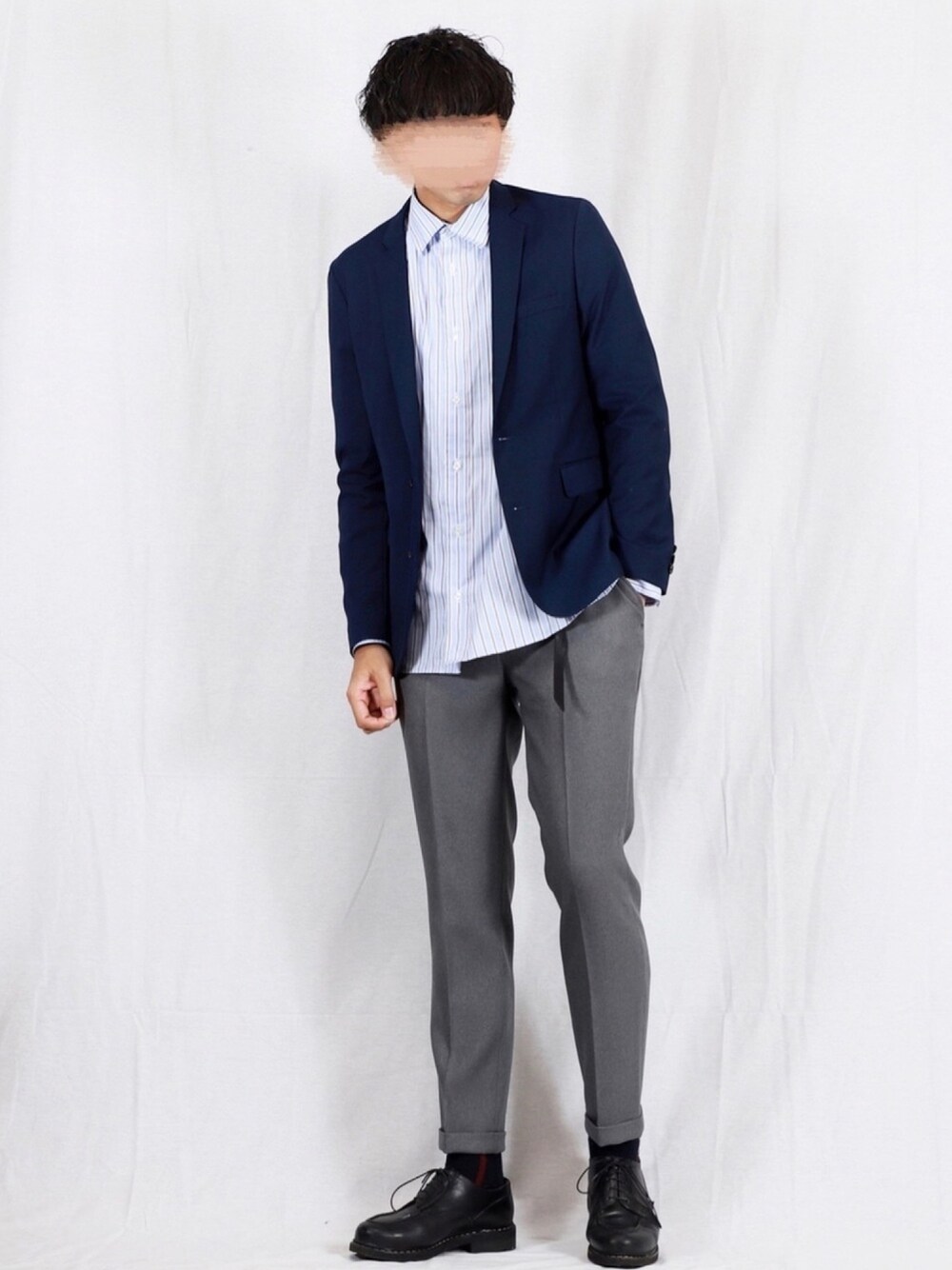 ブルー系のテーラードジャケット、ブルー系のシャツ/ブラウス、グレー系のスラックスを着用したメンズの春コーディネートの1枚目の写真