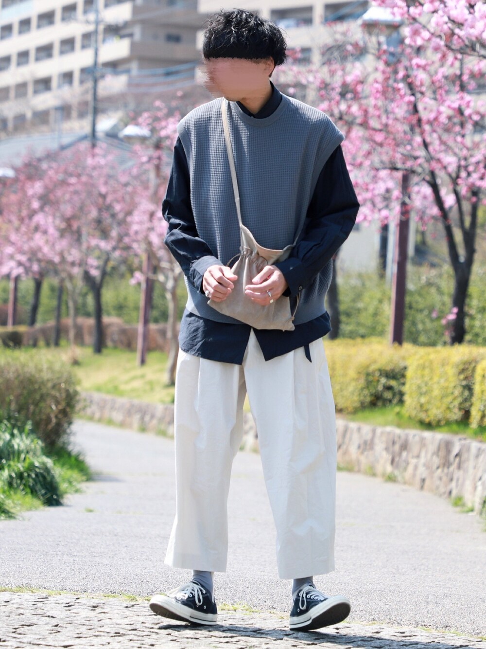 グレー系のベスト、ブラック系のシャツ/ブラウス、ホワイト系のパンツを着用したメンズの春コーディネートの1枚目の写真