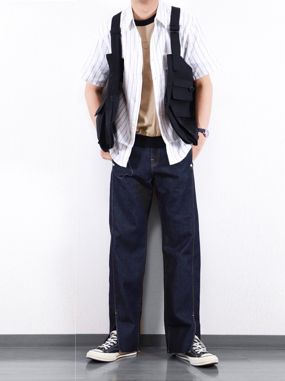 ホワイト系のシャツ/ブラウス、ベージュ系のTシャツ/カットソー、ブラック系のベストを着用したメンズの春コーディネートの1枚目の写真