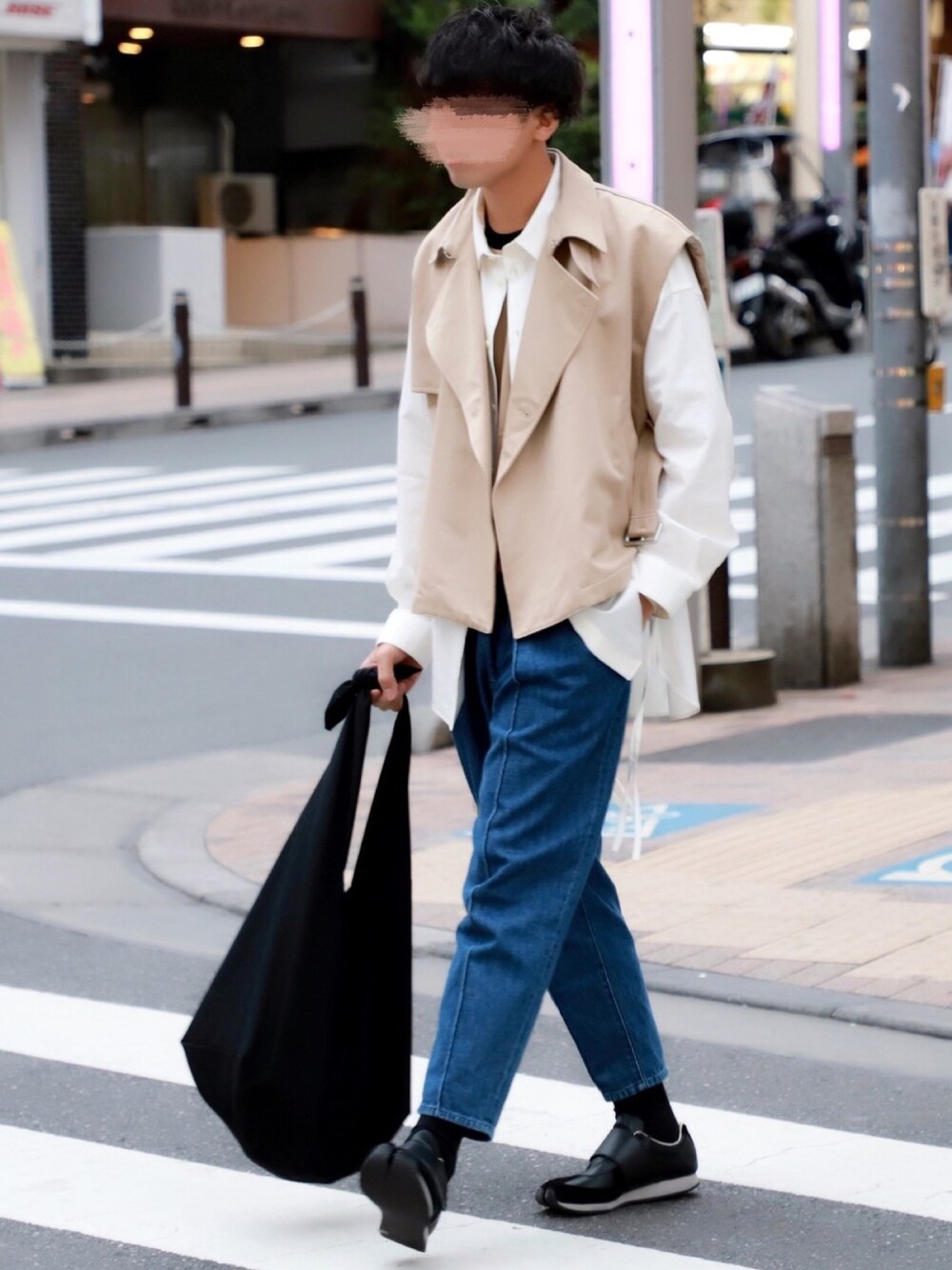 ベージュ系のベスト、ホワイト系のシャツ/ブラウス、ベージュ系のTシャツ/カットソーを着用したメンズの春コーディネートの1枚目の写真