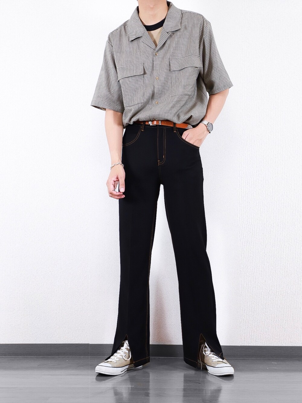 ベージュ系のシャツ/ブラウス、ブラック系のその他パンツ、ベージュ系のスニーカーを着用したメンズの夏コーディネートの1枚目の写真