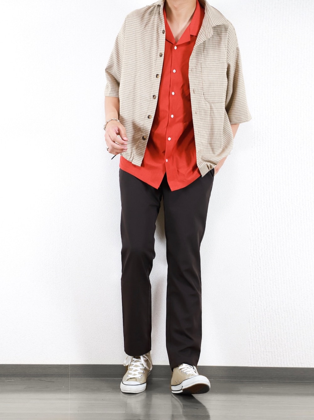 ベージュ系のシャツ/ブラウス、ブラウン系のシャツ/ブラウス、ブラウン系のスラックスを着用したメンズの夏コーディネートの1枚目の写真