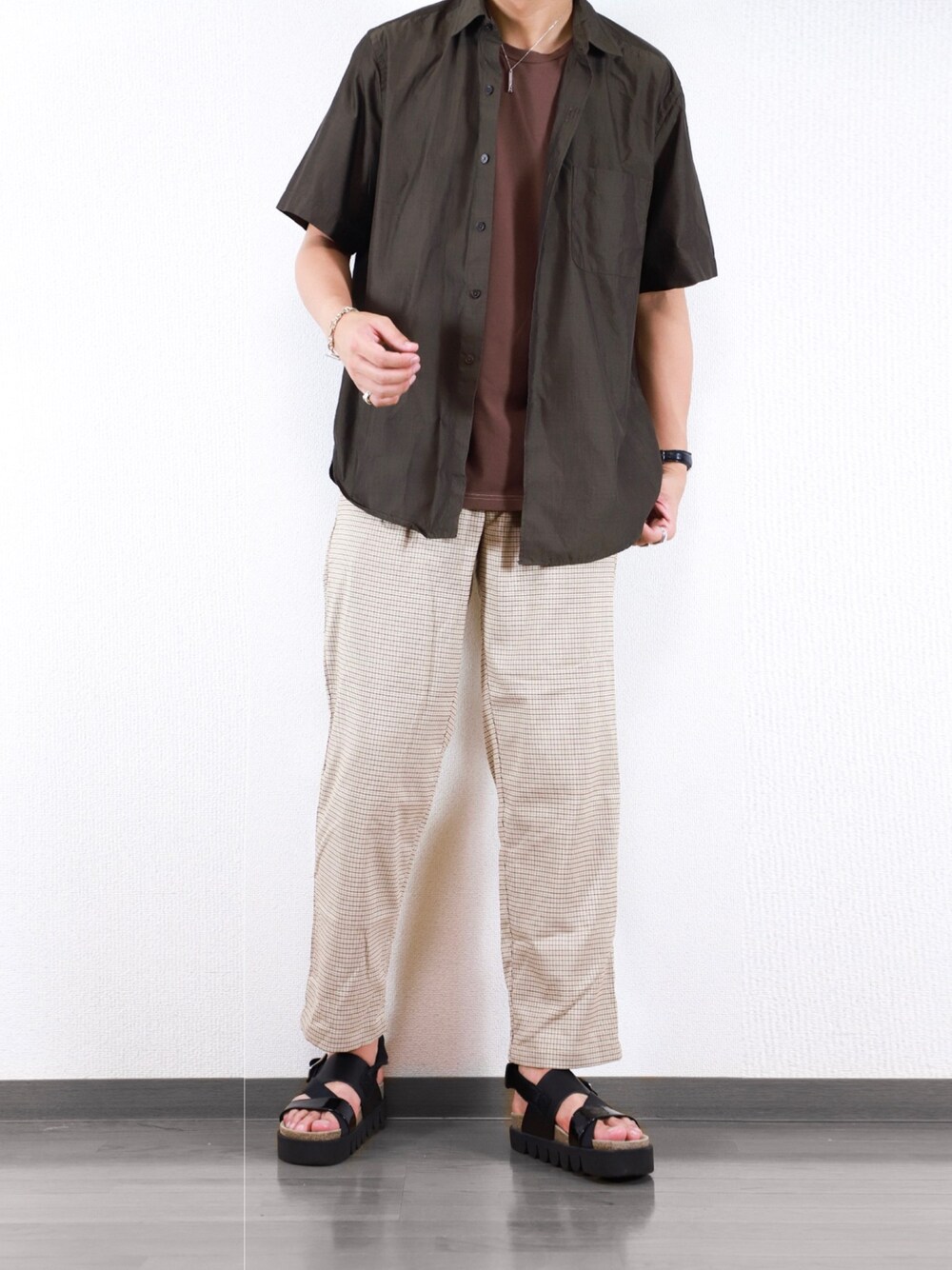 ブラウン系のシャツ/ブラウス、ブラウン系のTシャツ/カットソー、ベージュ系のその他パンツを着用したメンズの夏コーディネートの1枚目の写真