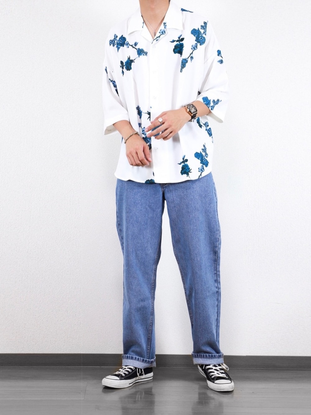 ホワイト系のシャツ/ブラウス、ブルー系のデニムパンツ、ブラック系のスニーカーを着用したメンズの夏コーディネートの1枚目の写真
