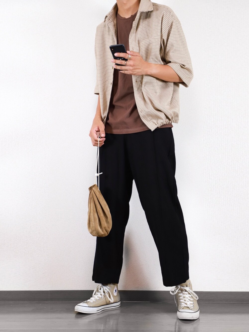 ベージュ系のシャツ/ブラウス、ブラウン系のTシャツ/カットソー、ブラック系のその他パンツを着用したメンズの秋コーディネートの1枚目の写真
