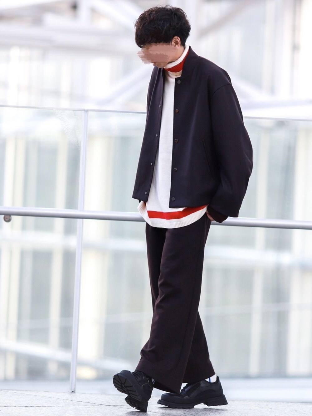 レッド系のジャケット/アウター、ホワイト系のニット/セーター、ブラウン系のスラックスを着用したメンズの冬コーディネートの1枚目の写真