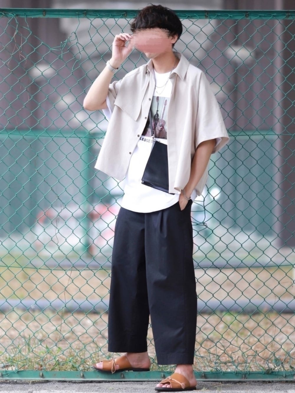 ベージュ系のシャツ/ブラウス、ブラック系のその他パンツ、ホワイト系のTシャツ/カットソーを着用したメンズの夏コーディネートの1枚目の写真