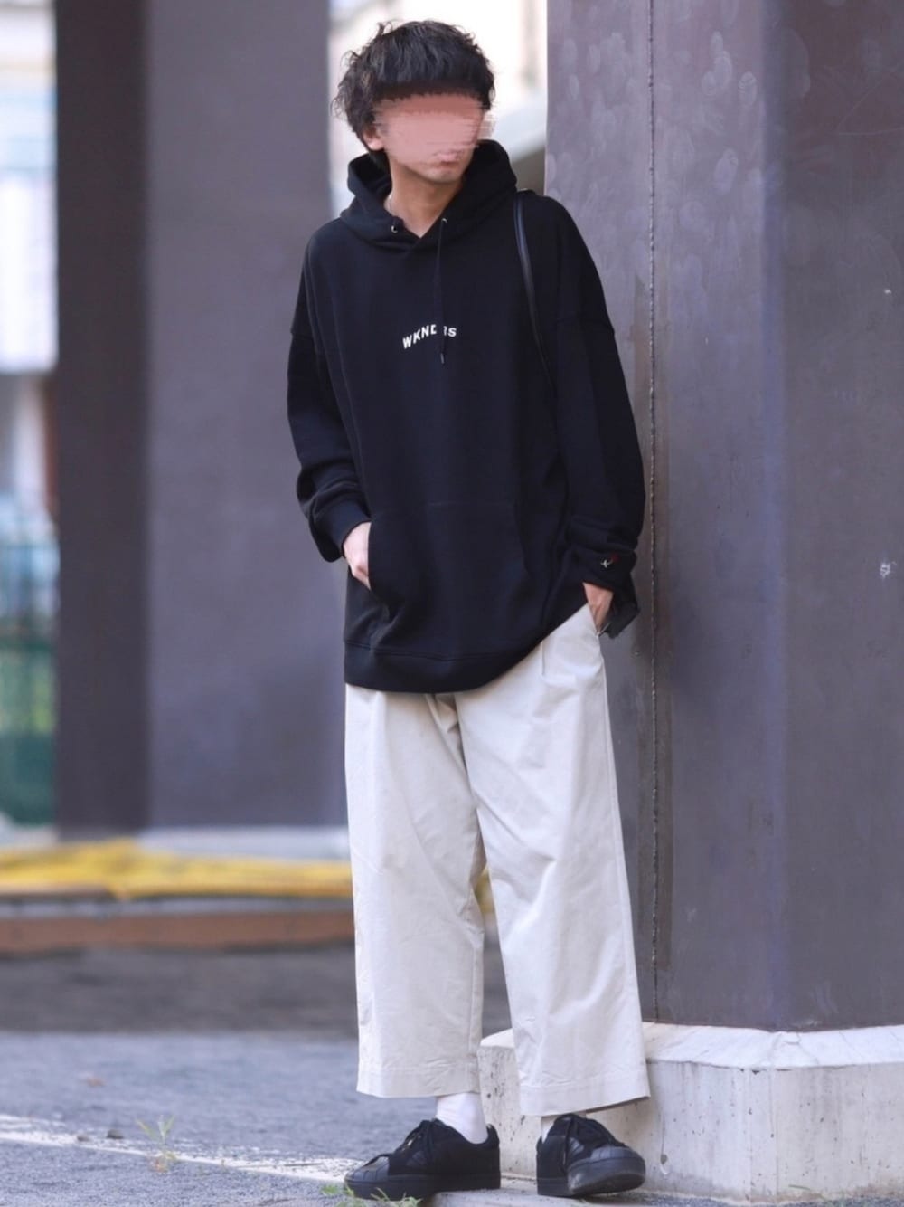 「シンプル、ラフコーデ、パーカー、モノトーンコーデ、黒パーカー、白パンツ、大学生、秋コーデ、ビッグシルエット」｜「WKNDRSの【WEB限定】WKNDRS裏毛スウェットビッグパーカー/894121（パーカー、ブラック系）」を使った、にっしーさん（メンズ・180cm）の夏コーディネートの1枚目の写真