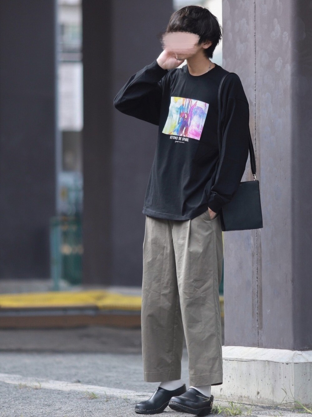 ブラック系のTシャツ/カットソー、グリーン系のその他パンツ、ブラック系のショルダーバッグを着用したメンズの秋コーディネートの1枚目の写真