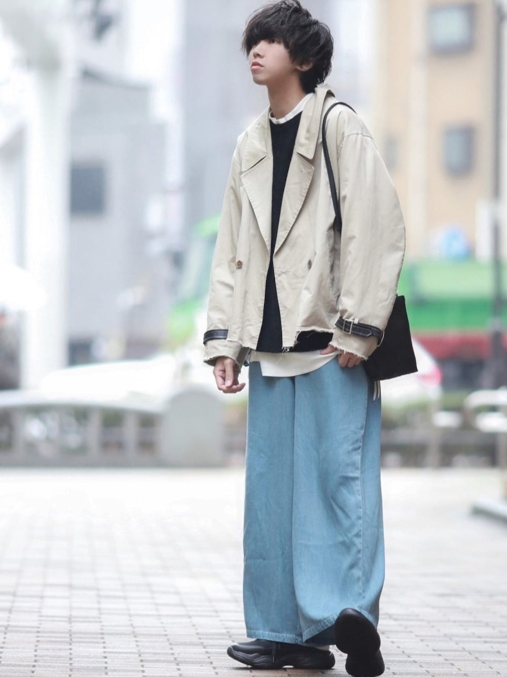 ベージュ系のブルゾン、ブラック系のニット/セーター、ホワイト系のTシャツ/カットソーを着用したメンズの冬コーディネートの1枚目の写真