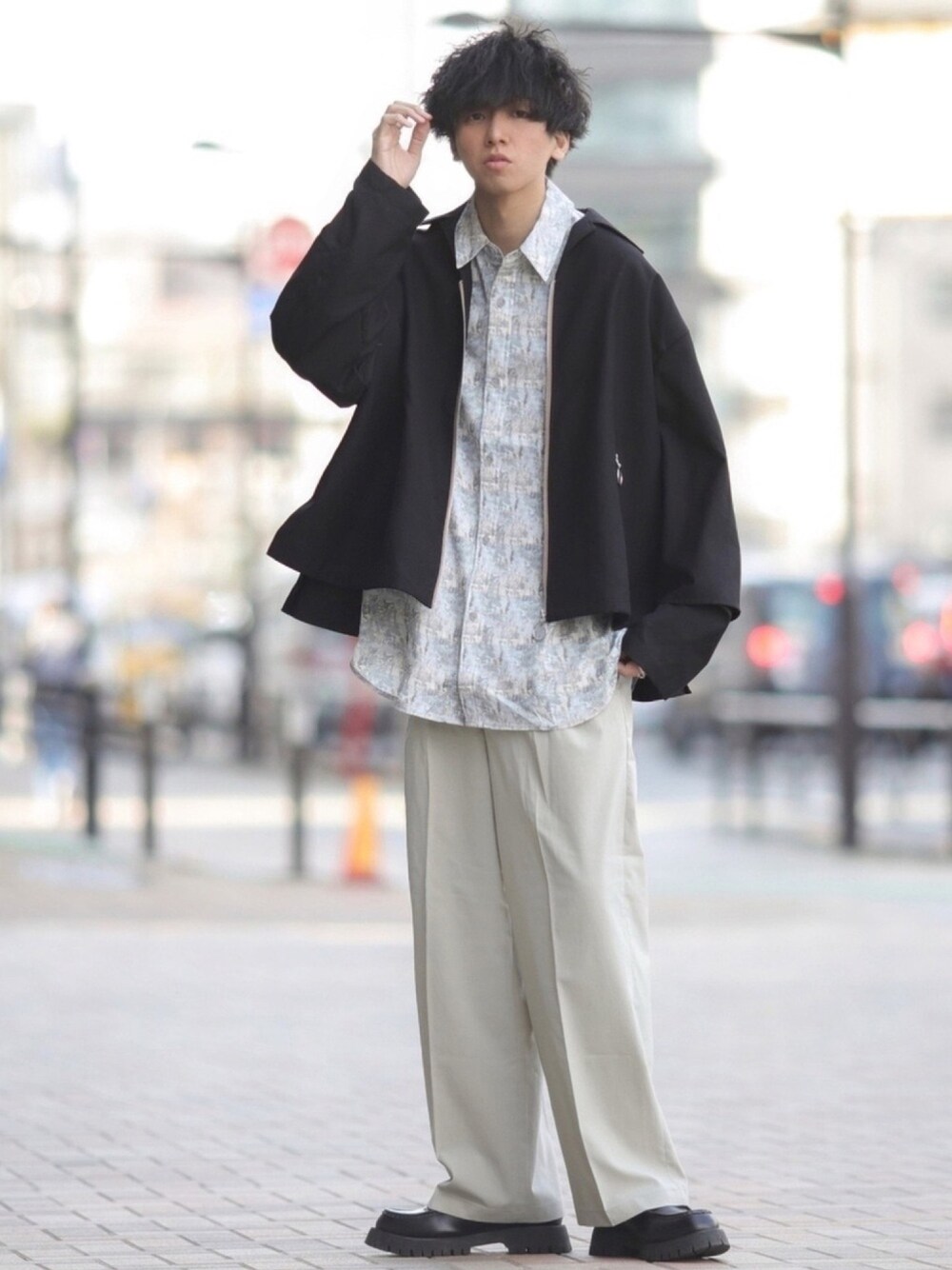 ブラック系のブルゾン、その他のシャツ/ブラウス、ベージュ系のその他パンツを着用したメンズの春コーディネートの1枚目の写真